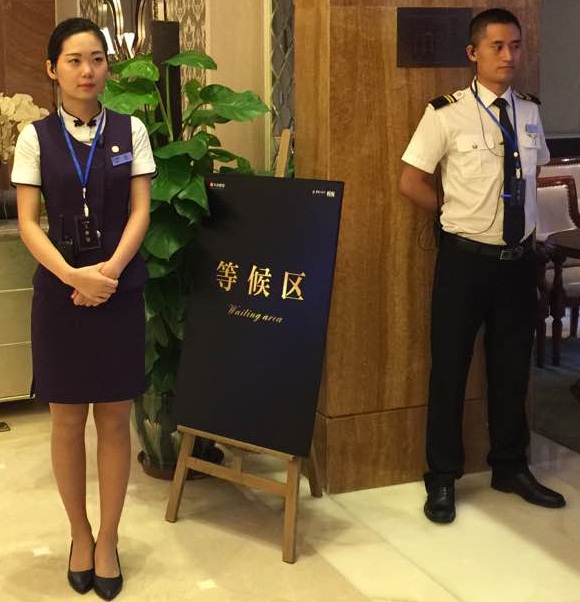 美氏職尚訂做工服定做案例之華潤金悅灣護(hù)衛(wèi)客服 美氏職尚訂做工服定做案例之華潤金悅灣護(hù)衛(wèi)客服